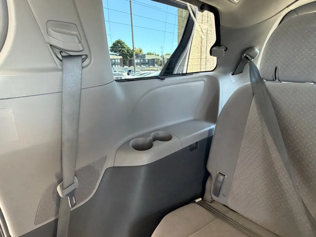 Toyota Sienna photo 29