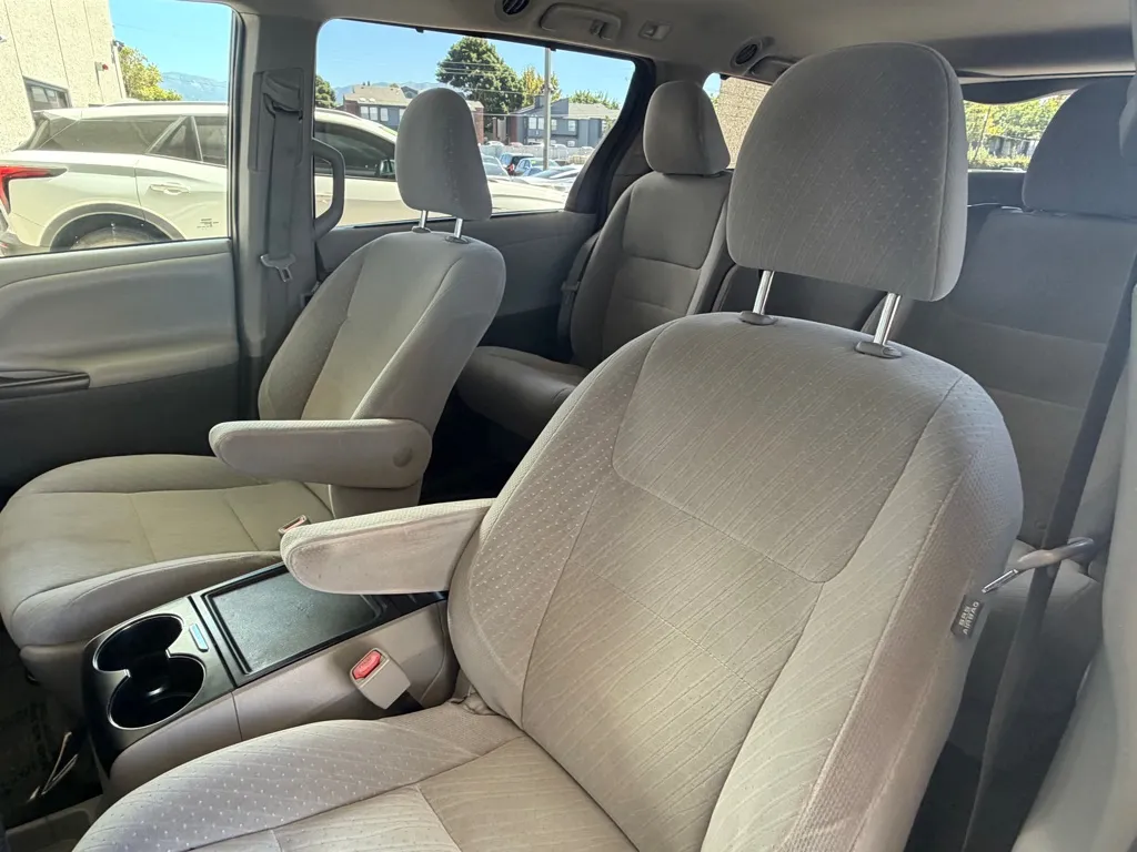 Toyota Sienna photo 7