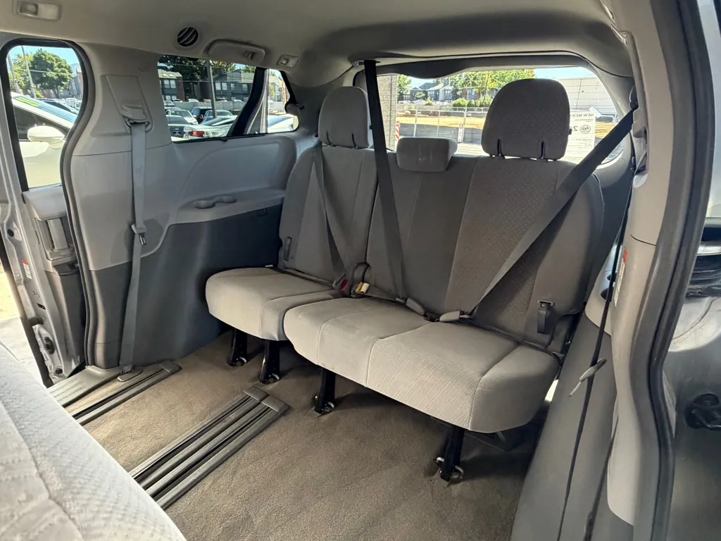 Toyota Sienna photo 26