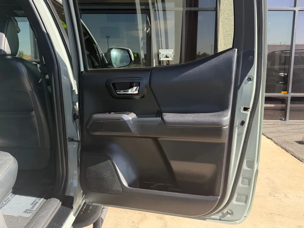 Toyota Tacoma photo 31
