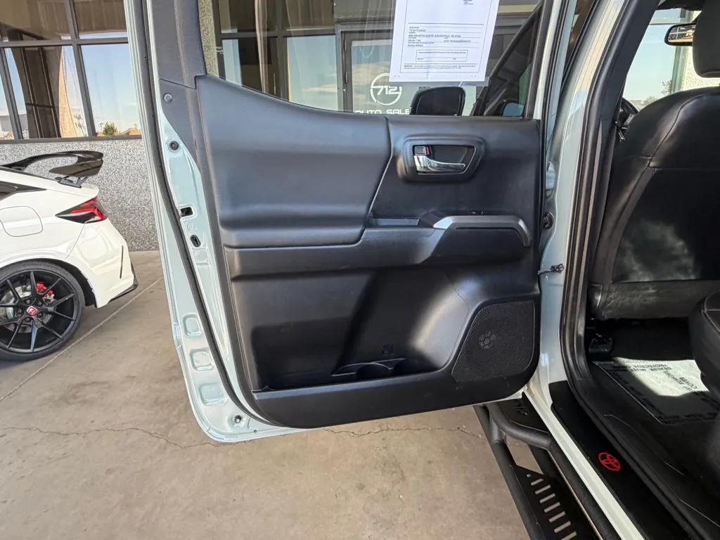 Toyota Tacoma photo 25