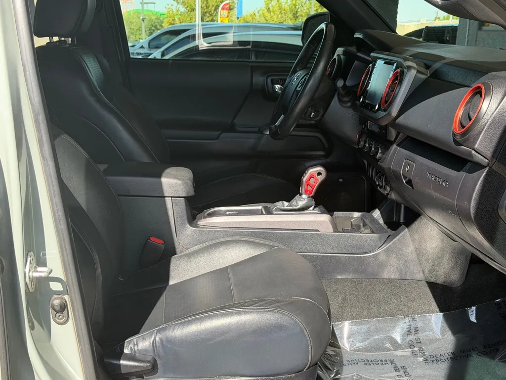 Toyota Tacoma photo 32