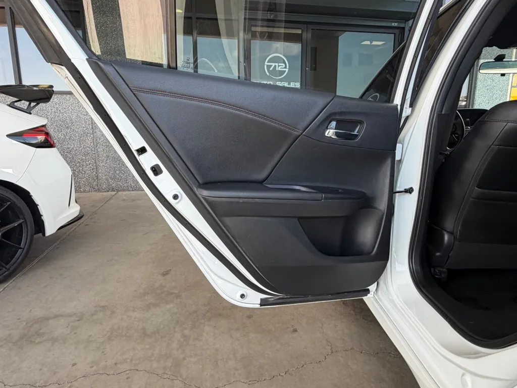 Honda Accord photo 25