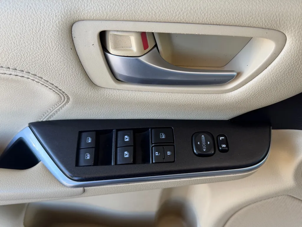 Toyota Camry photo 20