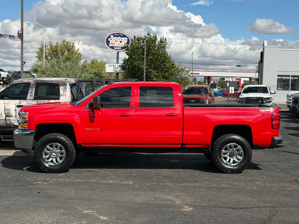 Chevrolet Silverado photo 2