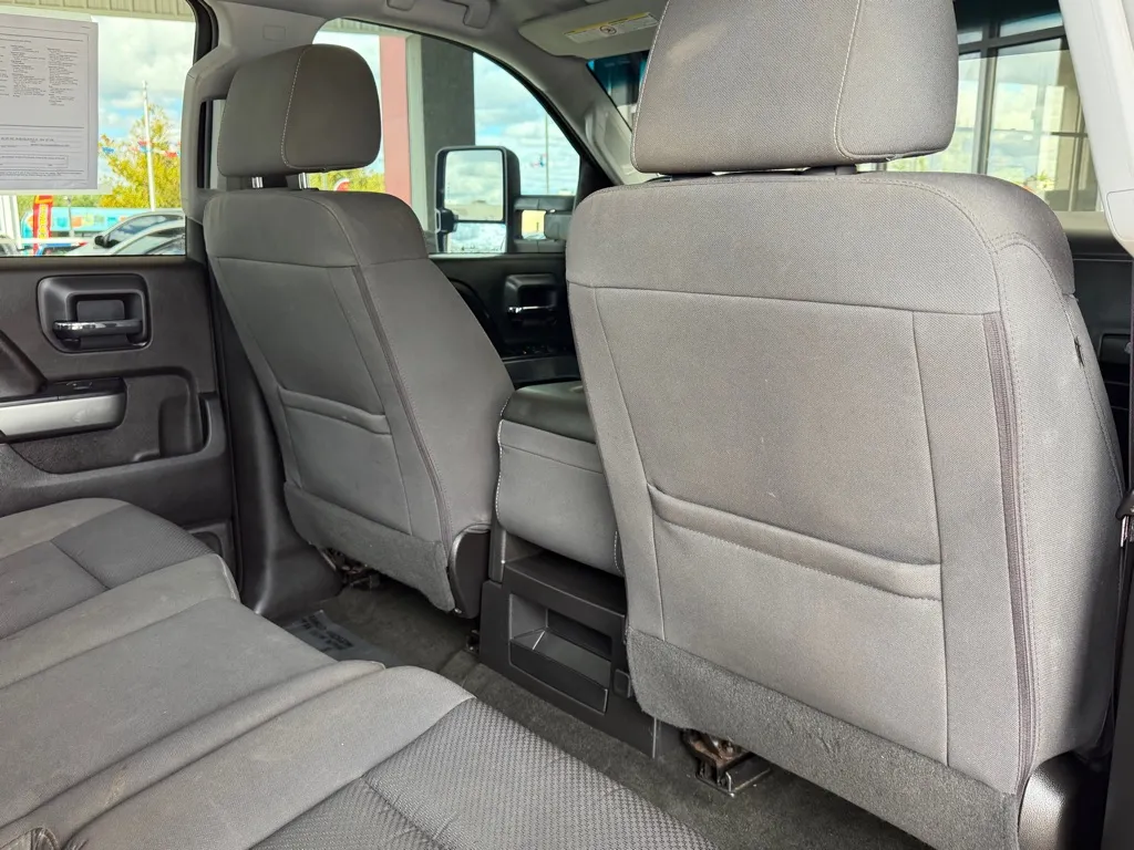 Chevrolet Silverado photo 24