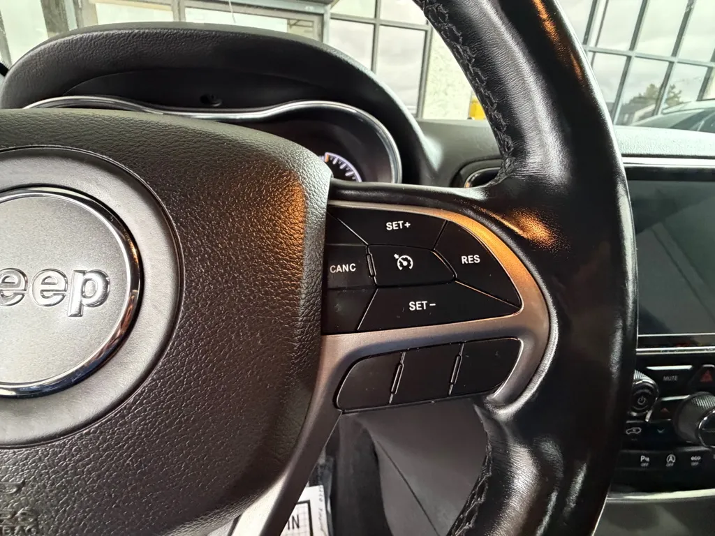 Jeep Grand Cherokee photo 9
