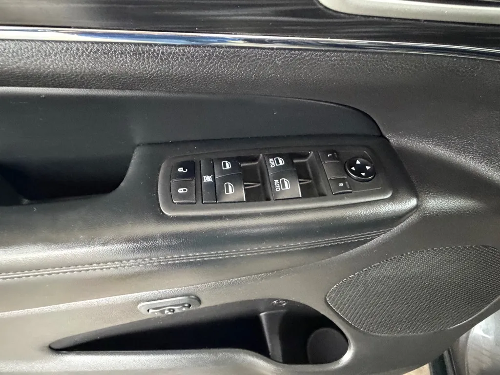 Jeep Grand Cherokee photo 16