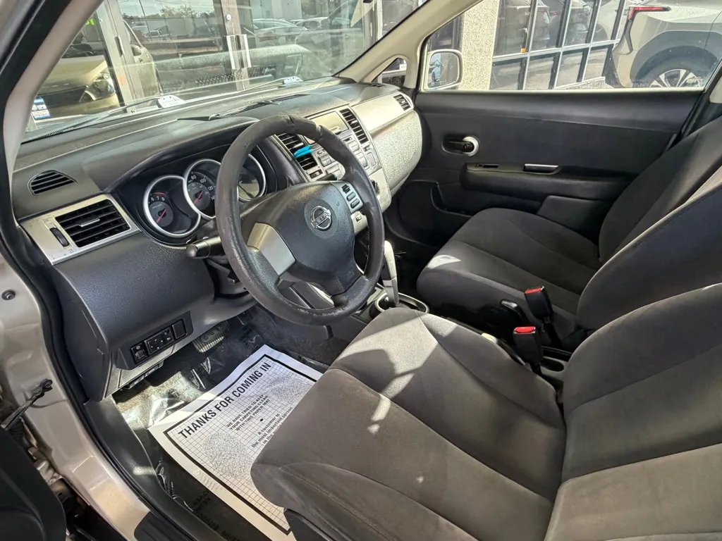 Nissan Versa photo 8