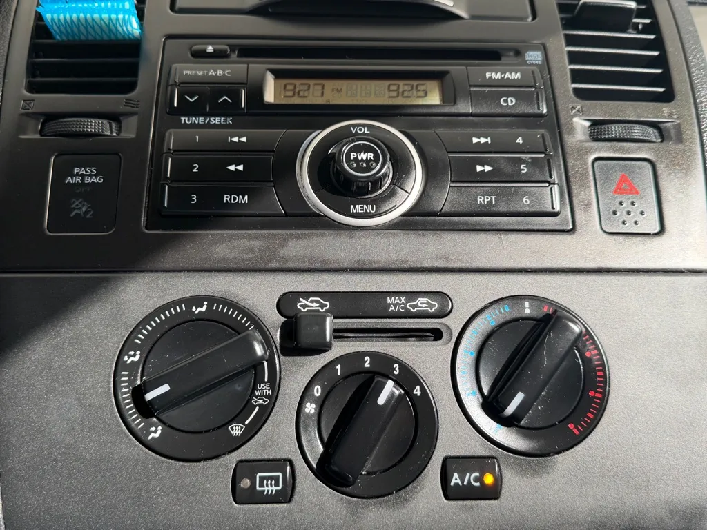Nissan Versa photo 12