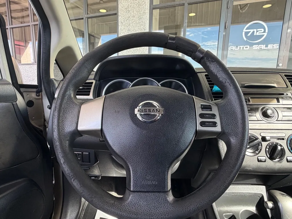 Nissan Versa photo 7