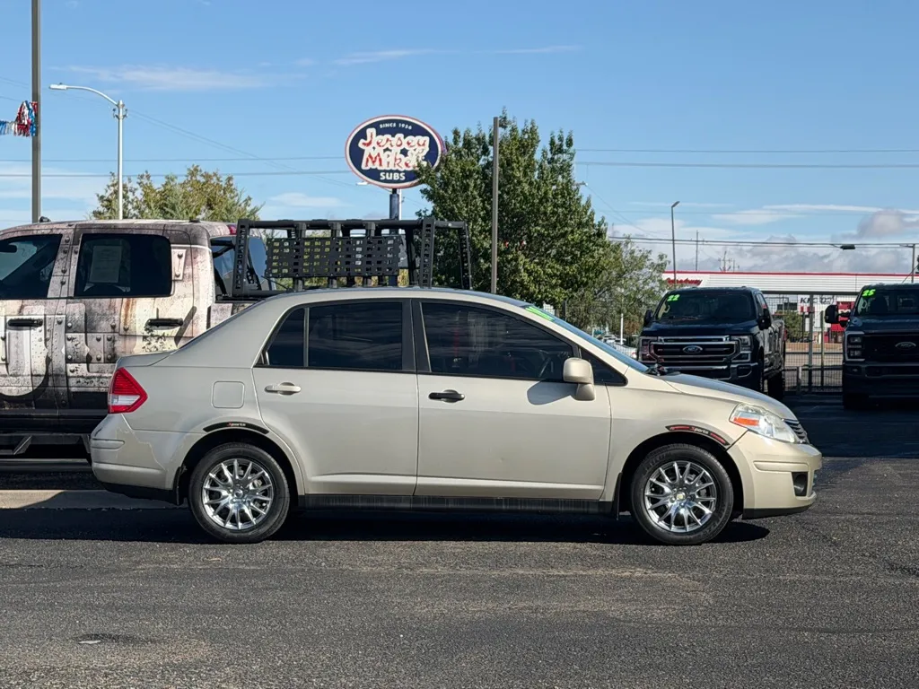 Nissan Versa photo 37