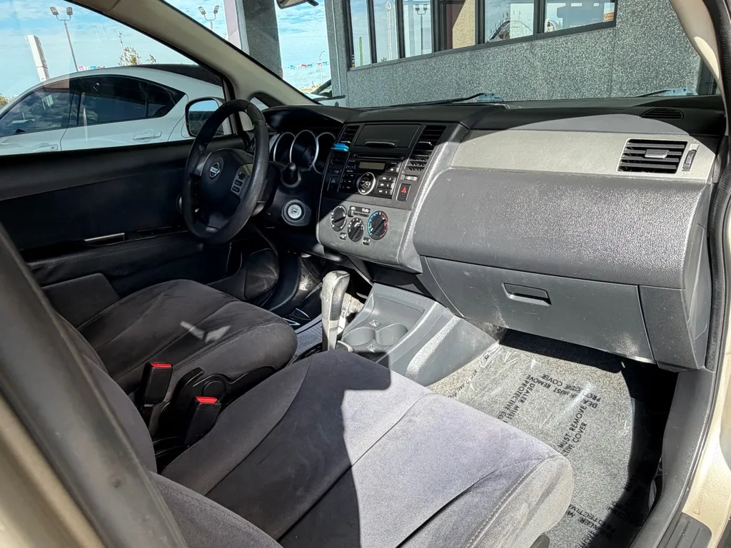 Nissan Versa photo 32