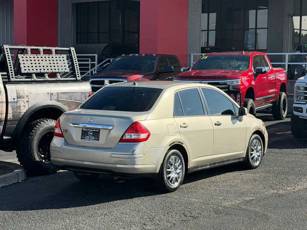 Nissan Versa photo 38