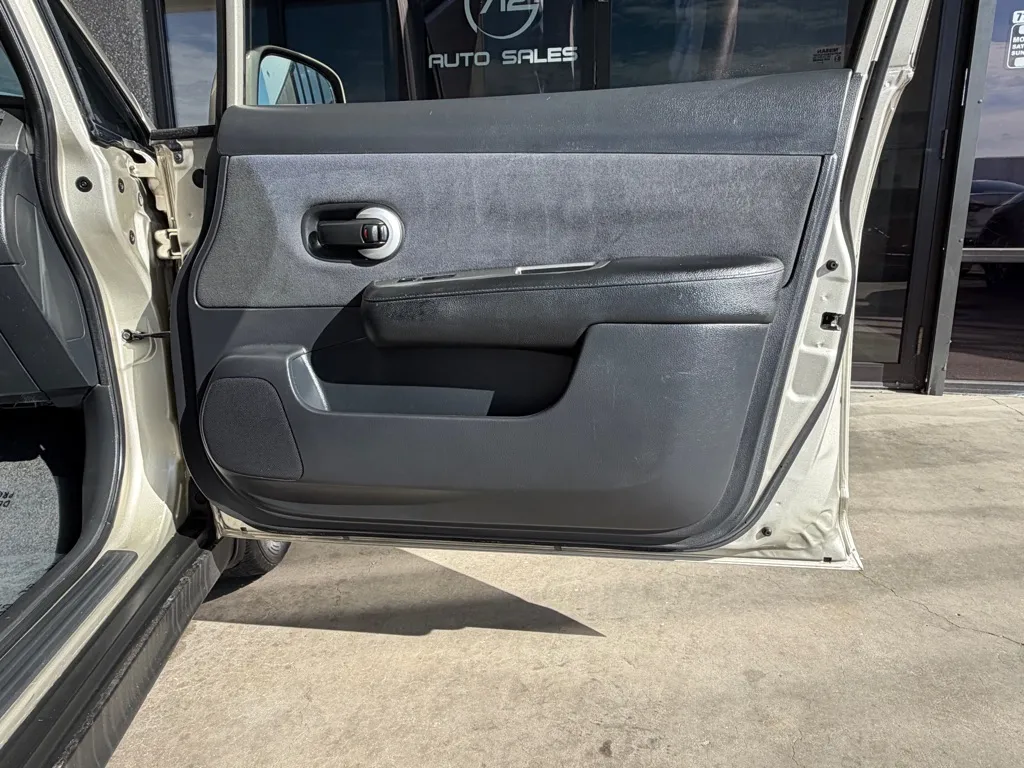 Nissan Versa photo 33