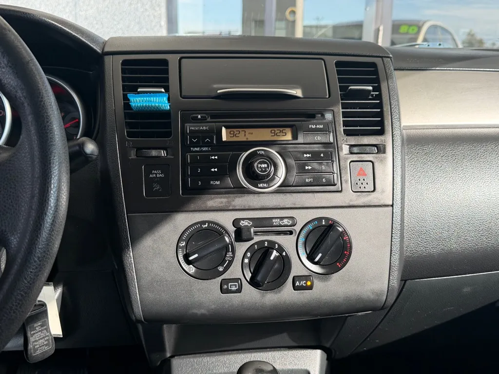 Nissan Versa photo 11
