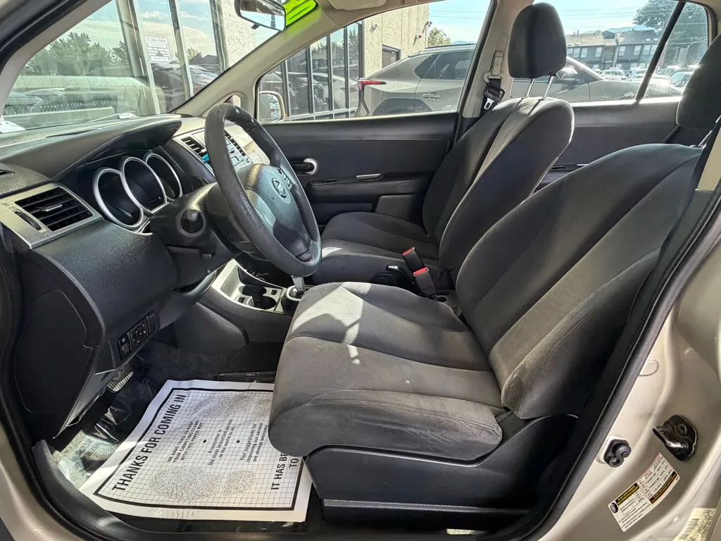 Nissan Versa photo 5