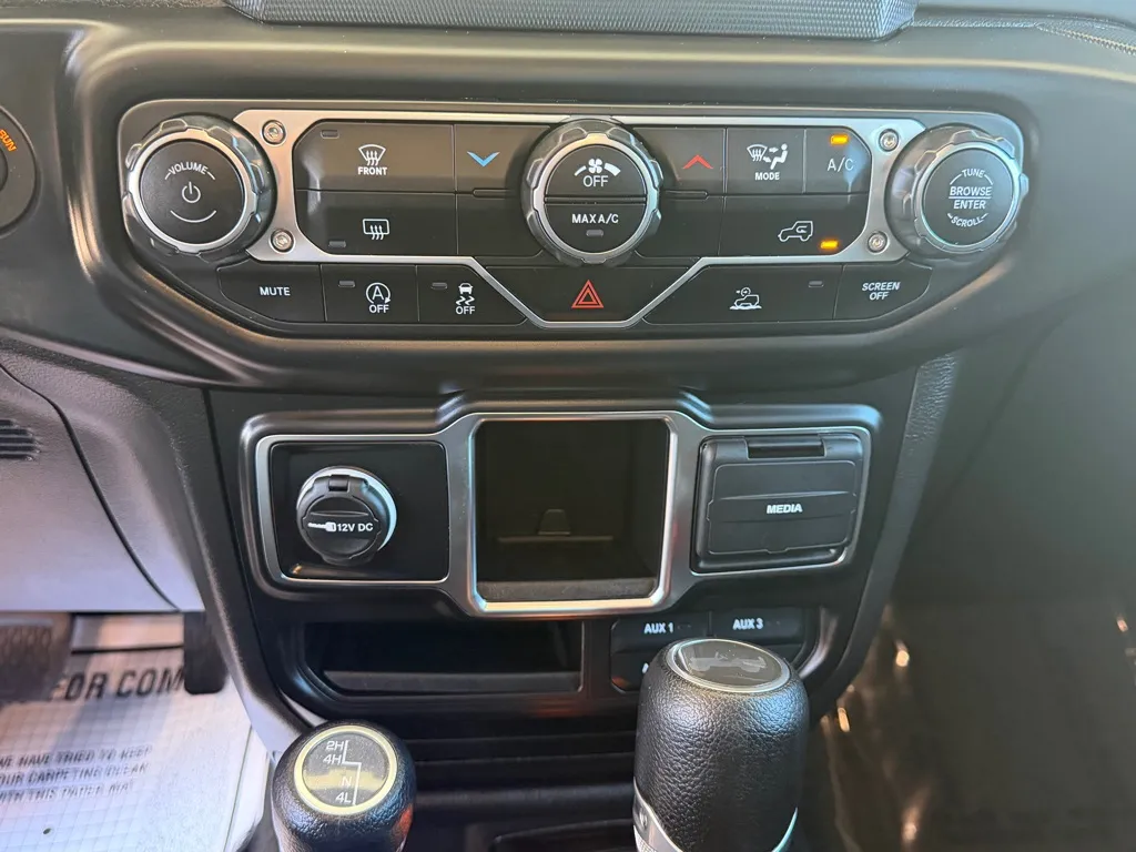 Jeep Wrangler photo 14