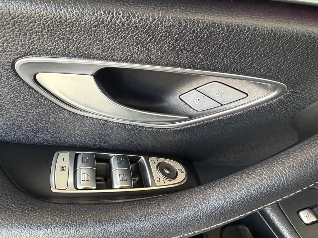 Mercedes-Benz E-Class photo 24