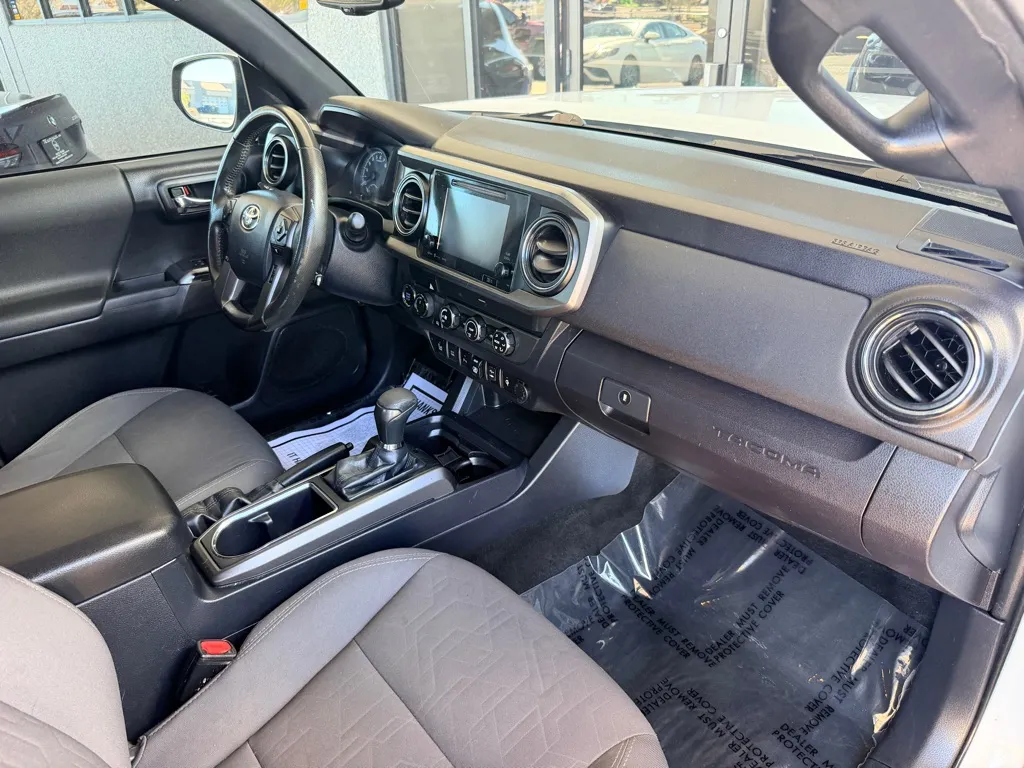 Toyota Tacoma photo 21