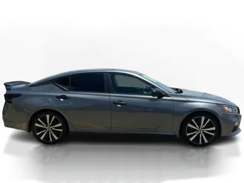 More photos of 2020 Nissan Altima 4d Sedan FWD 2.5L SR at 5 Star Auto Plaza - St. Charles, MO
