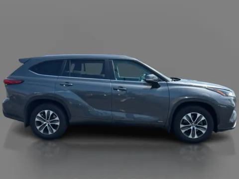 More photos of 2023 Toyota Highlander Hybrid XLE AWD at 5 Star Auto Plaza - St. Charles, MO