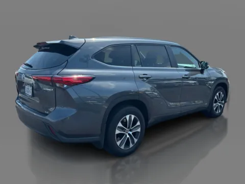 More photos of 2023 Toyota Highlander Hybrid XLE AWD at 5 Star Auto Plaza - St. Charles, MO