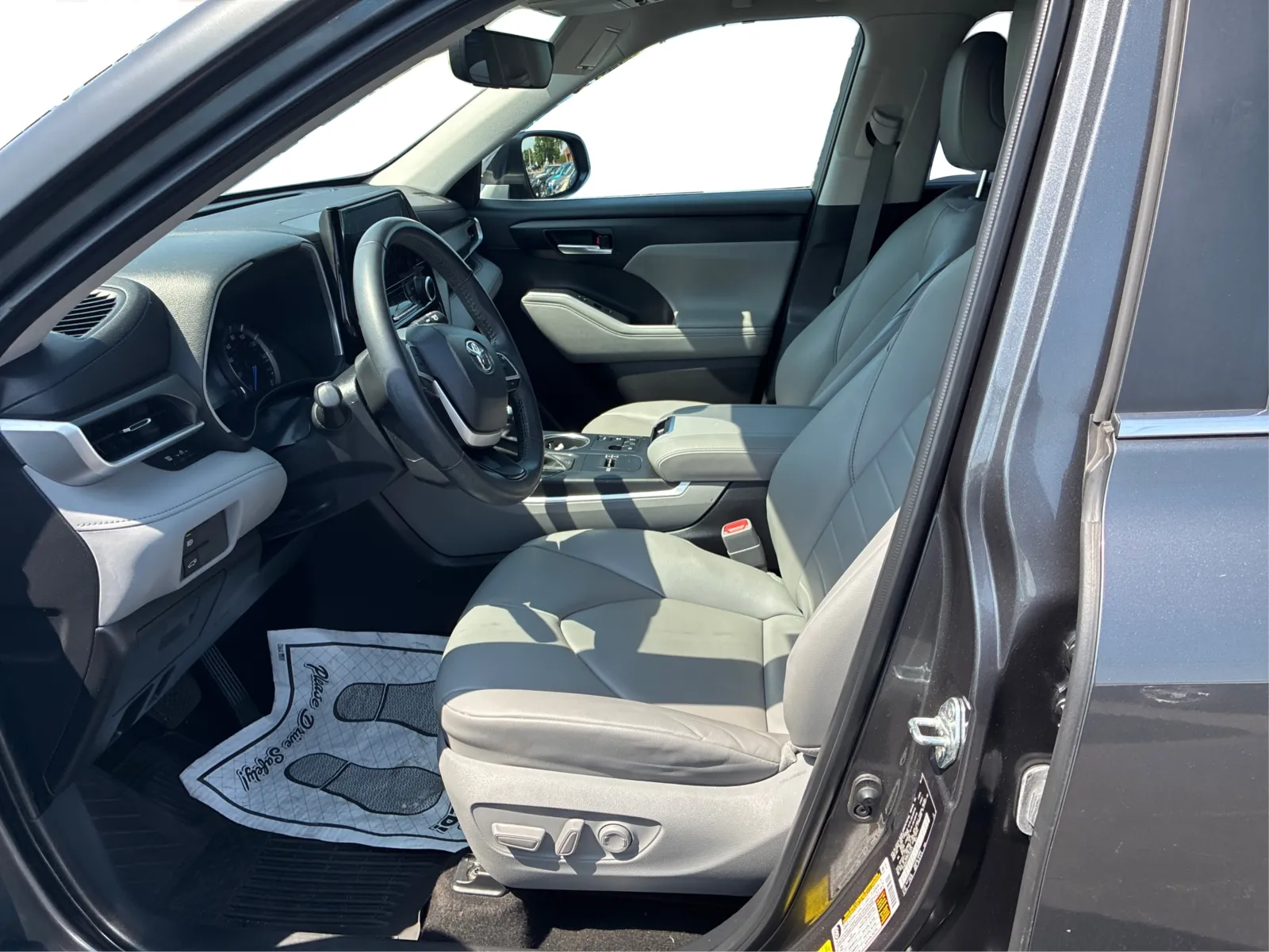 2023 Toyota Highlander XLE - Photo 9