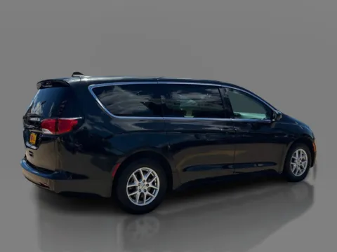 More photos of 2022 Chrysler Voyager LX FWD at 5 Star Auto Plaza - St. Charles, MO