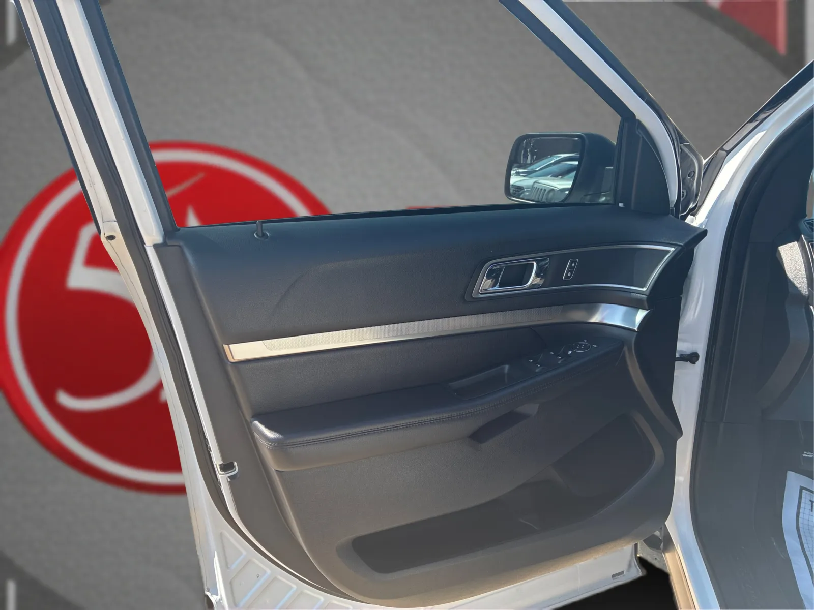 Ford Explorer photo 17