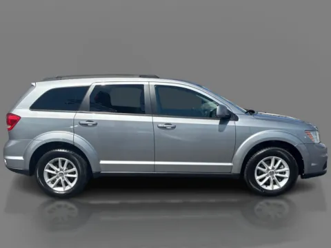 More photos of 2017 Dodge Journey 4d SUV FWD SXT V6 at 5 Star Auto Plaza - St. Charles, MO