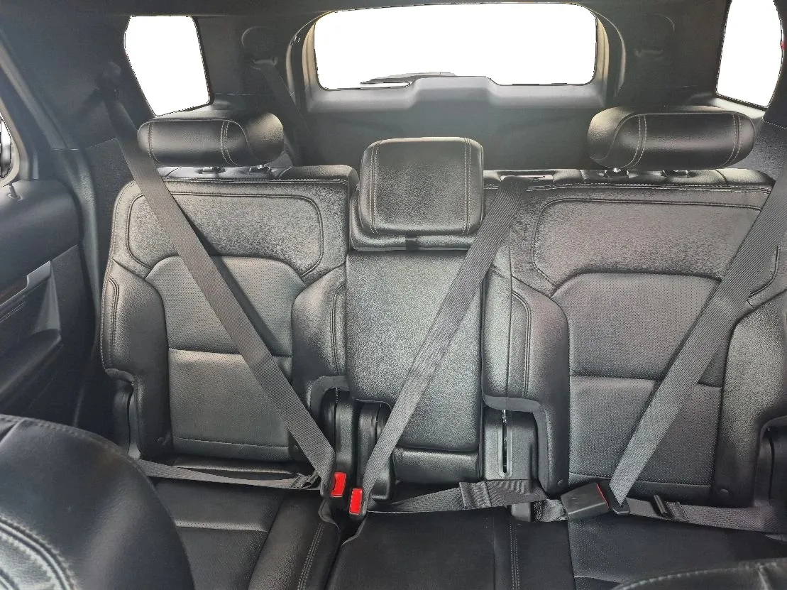 Ford Explorer photo 11