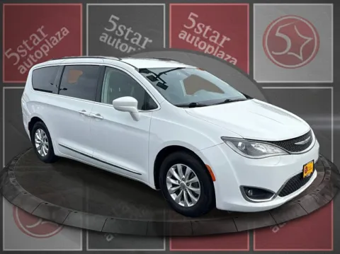 Another view of 2018 Chrysler Pacifica 4d Wagon Touring L for sale in Saint Charles, MO at 5 Star Auto Plaza - St. Charles