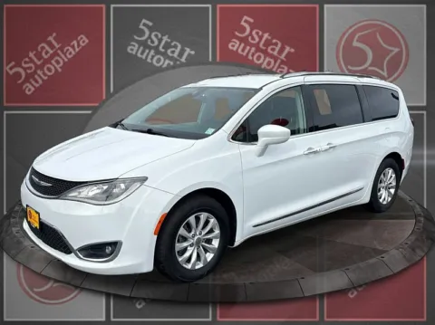 White 2018 Chrysler Pacifica 4d Wagon Touring L for sale in Saint Charles, MO