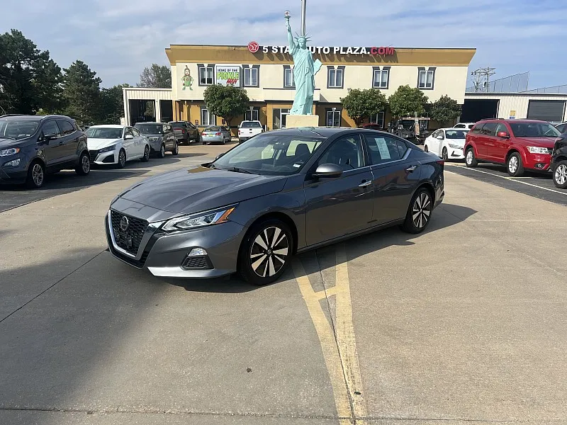 2022 Nissan Altima 2.5 SV Sedan for sale in Saint Charles, MO
