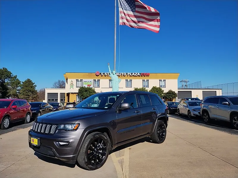 2018 Jeep Grand Cherokee 4d SUV 4WD Laredo Altitude for sale in Saint Charles, MO