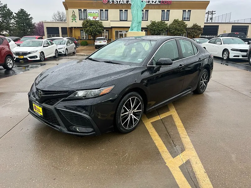 2022 Toyota Camry SE Auto