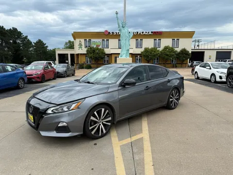 Photos of 2020 Nissan Altima 4d Sedan FWD 2.5L SR for sale in Saint Charles, MO at 5 Star Auto Plaza - St. Charles