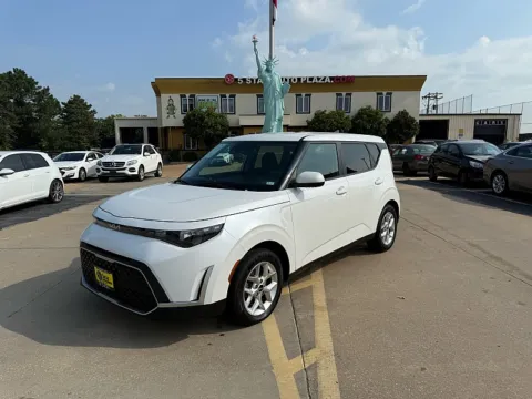 White 2023 Kia Soul LX IVT for sale in Saint Charles, MO