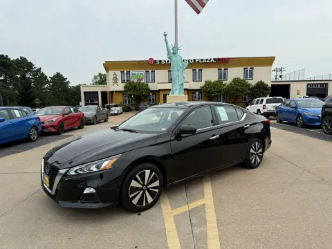 Photos of 2021 Nissan Altima 2.5 SV Sedan for sale in Saint Charles, MO at 5 Star Auto Plaza - St. Charles