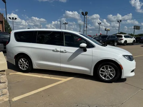 More photos of 2022 Chrysler Voyager LX FWD at 5 Star Auto Plaza - St. Charles, MO