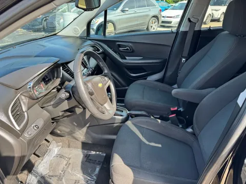 More photos of 2021 Chevrolet Trax FWD 4dr LS at 5 Star Auto Plaza - St. Charles, MO