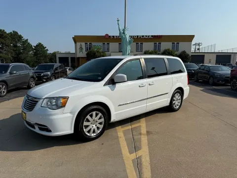 White 2015 Chrysler Town & Country 4d Wagon Touring for sale in Saint Charles, MO