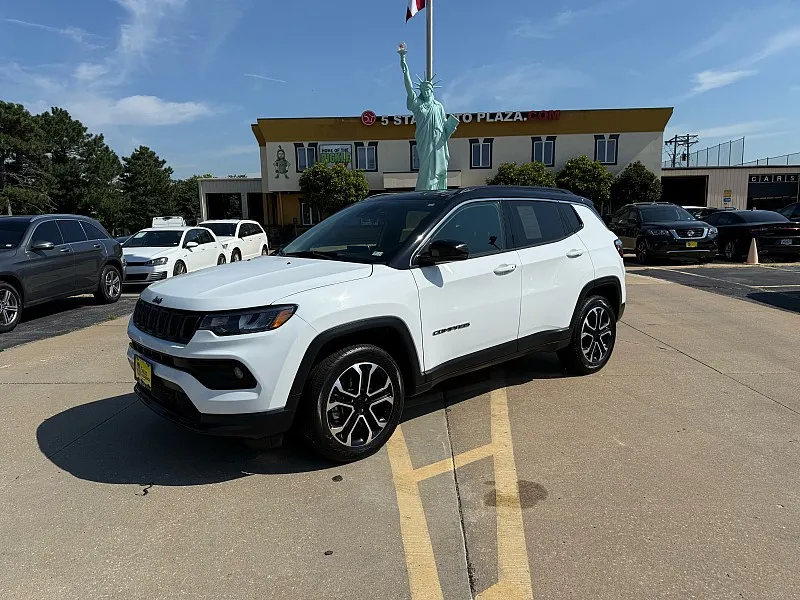 White 2023 Jeep Compass Limited 4x4 for sale in Saint Charles, MO