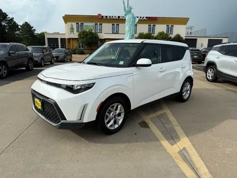 White 2024 Kia Soul LX IVT for sale in Saint Charles, MO