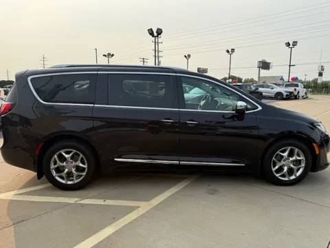 Another view of 2017 Chrysler Pacifica 4d Wagon Limited for sale in Saint Charles, MO at 5 Star Auto Plaza - St. Charles