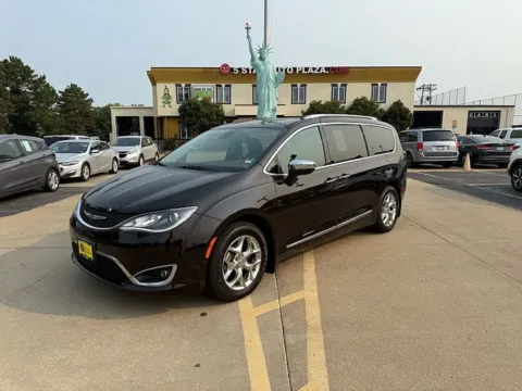 Red 2017 Chrysler Pacifica 4d Wagon Limited for sale in Saint Charles, MO