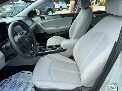 More photos of 2016 Hyundai Sonata 4d Sedan SE at 5 Star Auto Plaza - St. Charles, MO