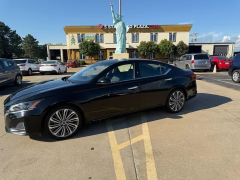Gray 2023 Nissan Altima 2.5 SL Sedan for sale in Saint Charles, MO