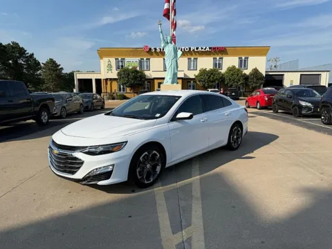 White 2019 Chevrolet Malibu 4d Sedan LT for sale in Saint Charles, MO